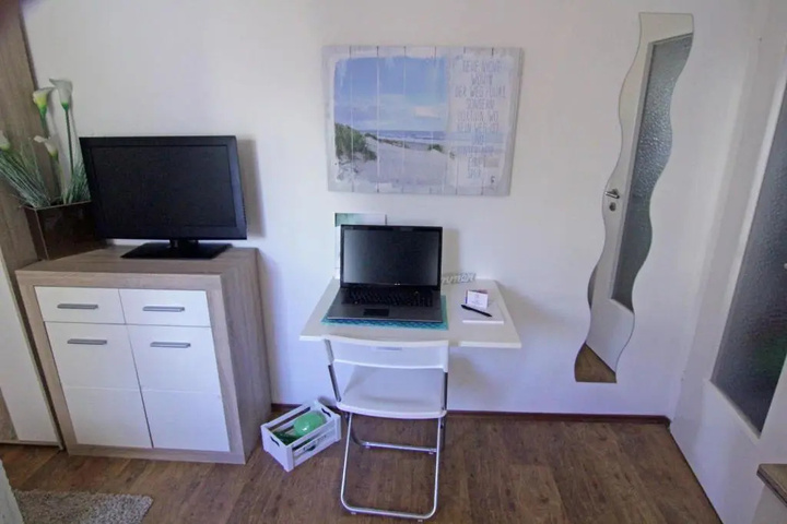 Room 5 of 10