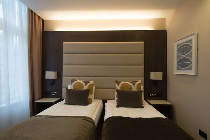 Room 25 of 100