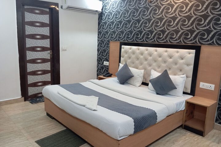 Room 14 of 33
