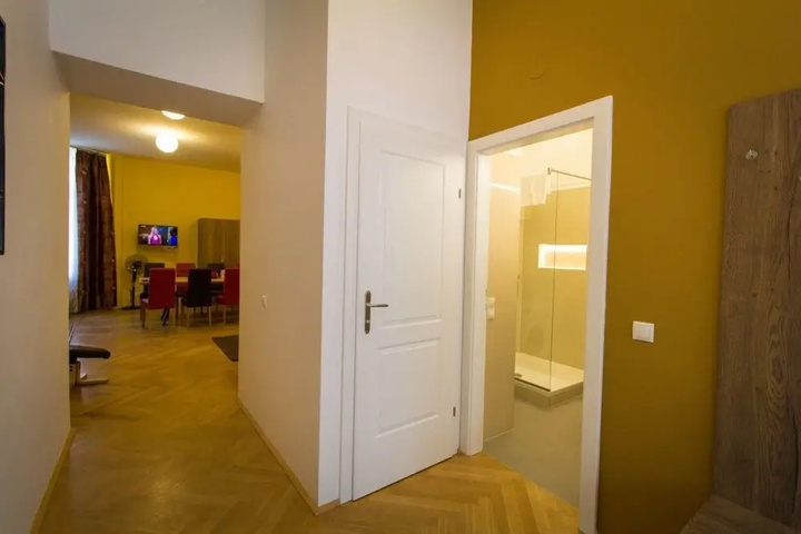Room 10 of 15