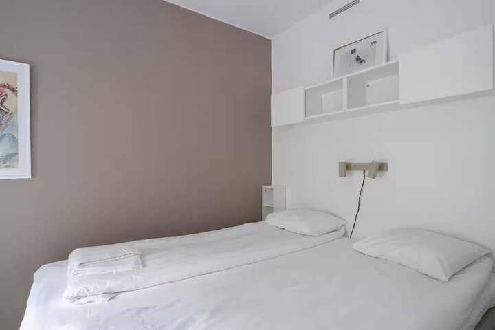 Room 300 of 865