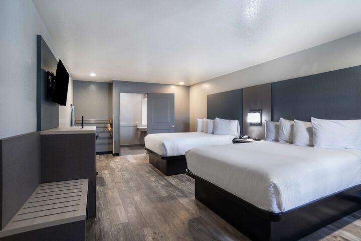 2 Queen Beds Microwave and Refrigerator WiFi Continental Breakfast (7 of 11)