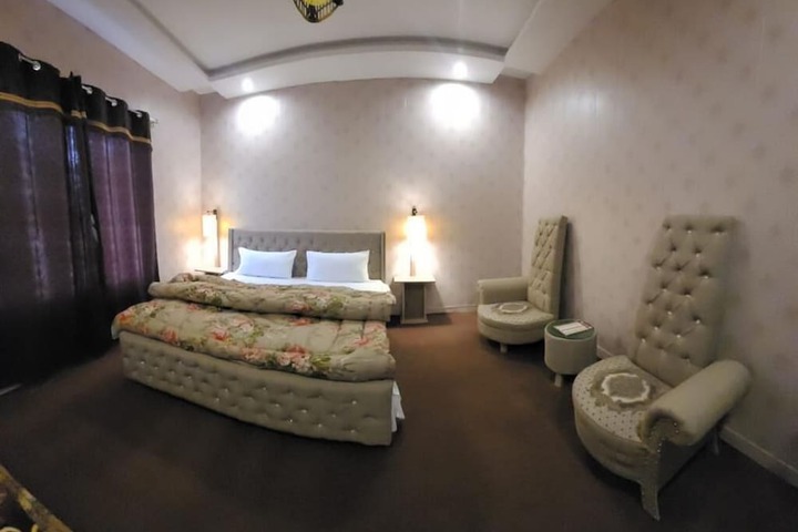 Room 7 of 10
