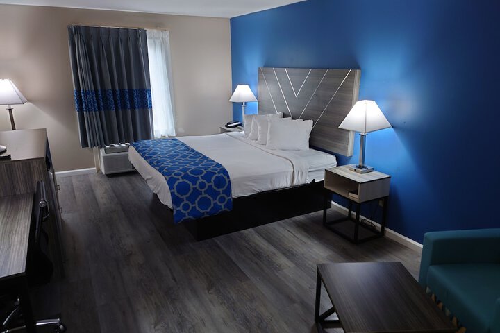 1 King Bed (10 of 11)