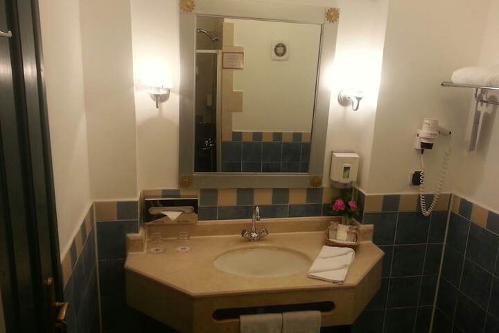 Room 10 of 32
