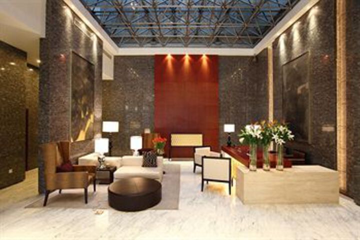 Lounge 4 of 23