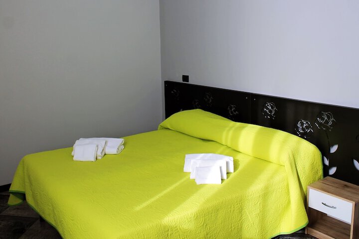 Room 8 of 33