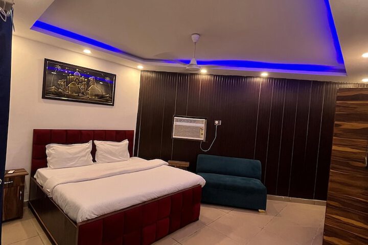Room 9 of 16
