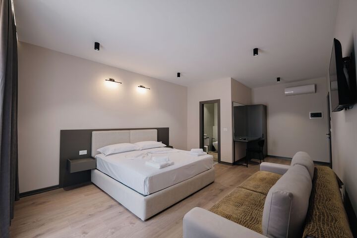 Room 4 of 37