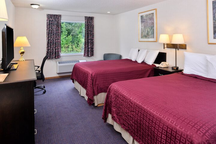 2 Queen Beds (8 of 10)