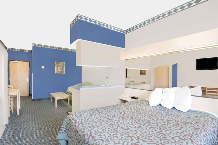 1 Queen Bed (30 of 30)