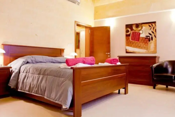 Room 4 of 10