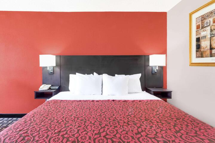 1 King Bed (5 of 6)