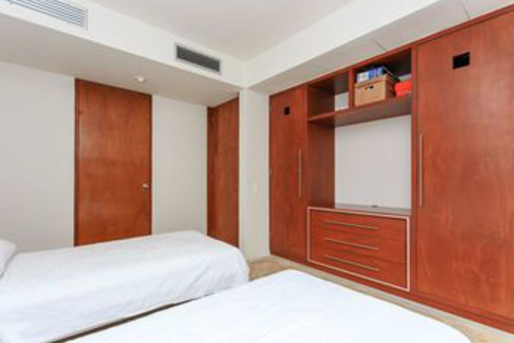 Room 34 of 108