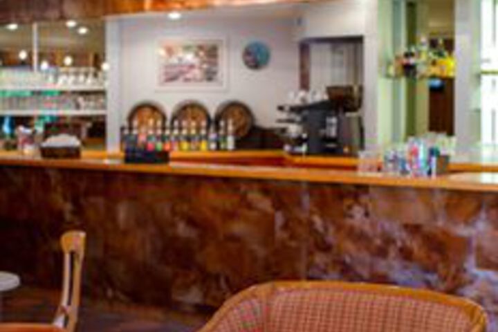 Lounge 15 of 25