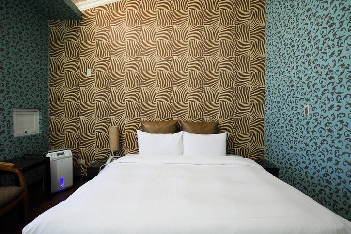 Room 8 of 33