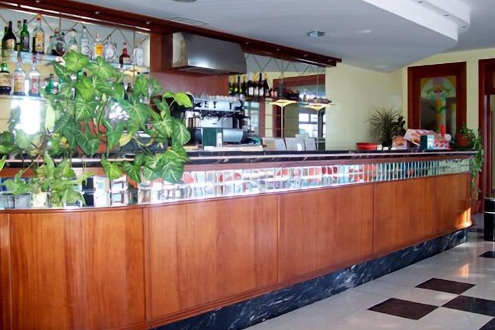 Lounge 16 of 23