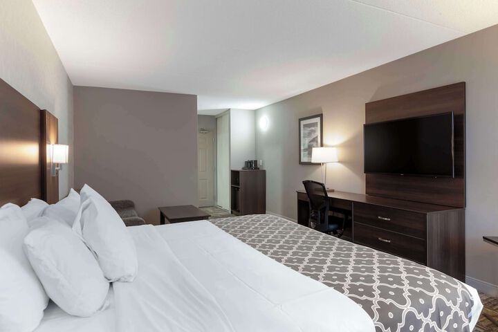 1 King Bed Tower Desk Microwave, Refrigerator WiFi (2 of 16)