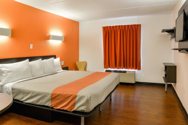 1 King Bed Micfridge (4 of 13)