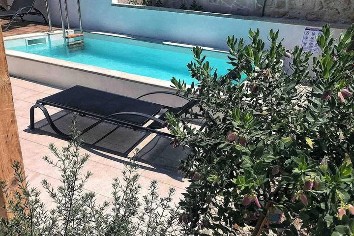 Pool 12 of 18