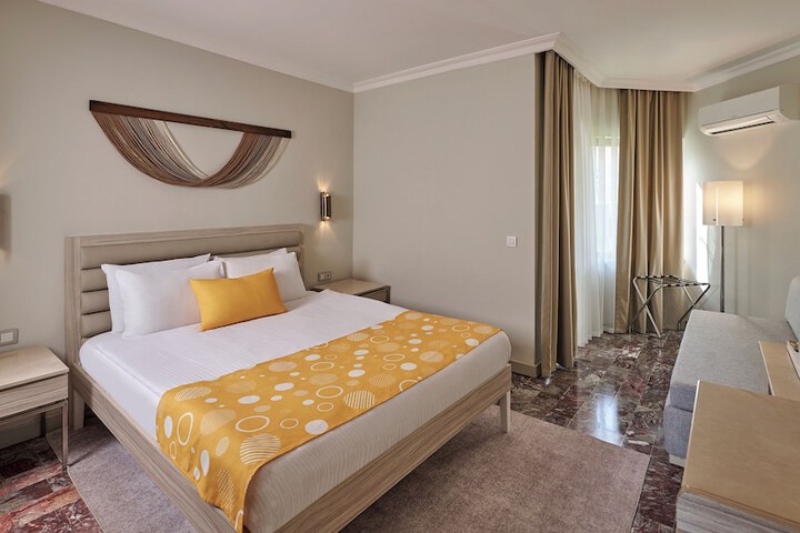 Room 5 of 62