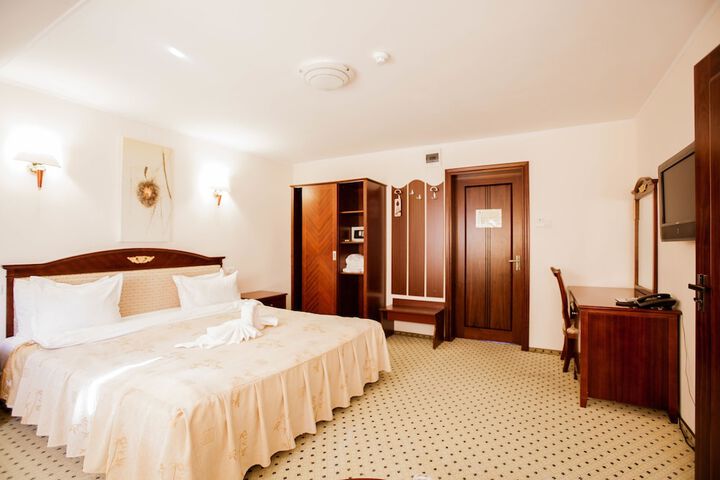 Room 8 of 84