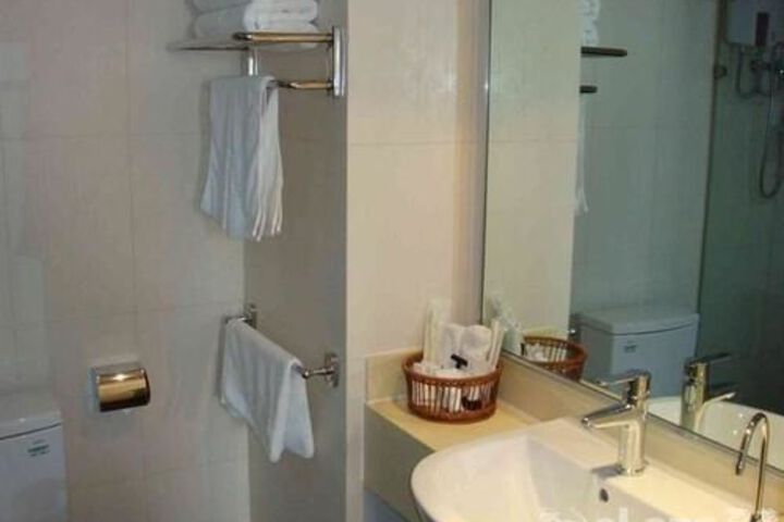 Room 103 of 114