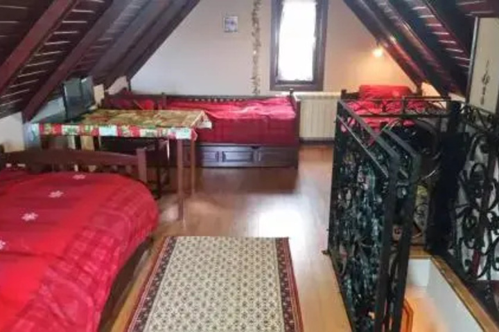 Room 5 of 12