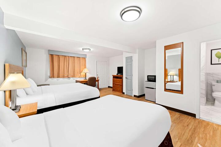 1 Queen Bed (12 of 13)