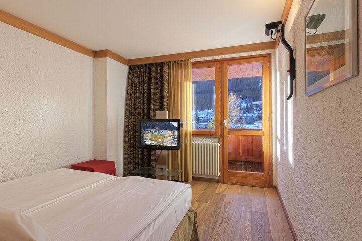 Room 9 of 118