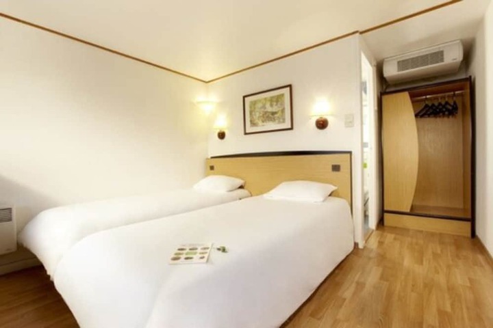 Room 3 of 28