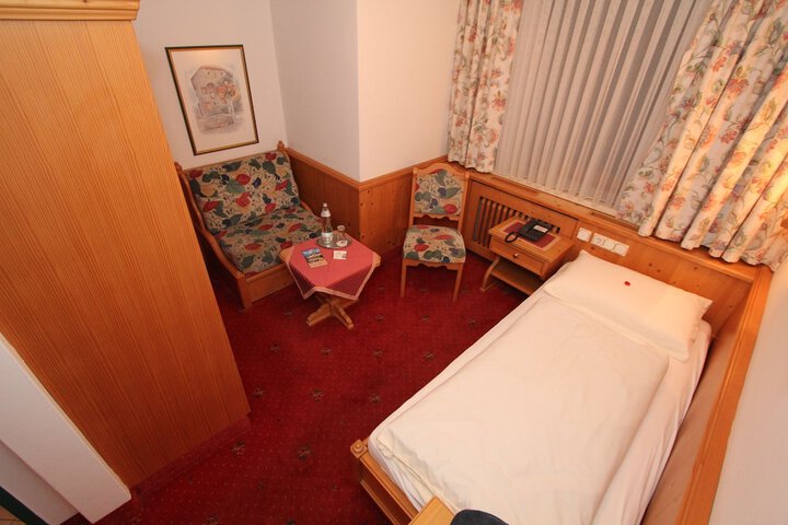 Room 3 of 48