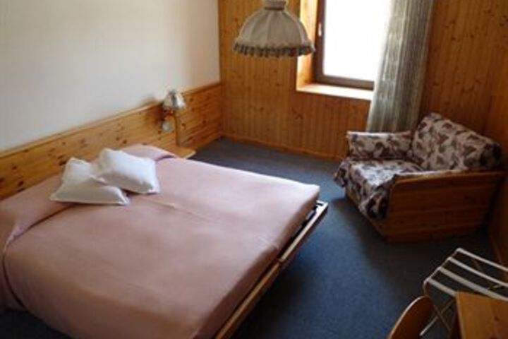 Room 7 of 16