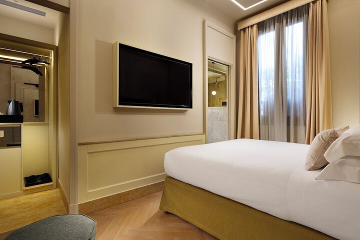 Room 32 of 68