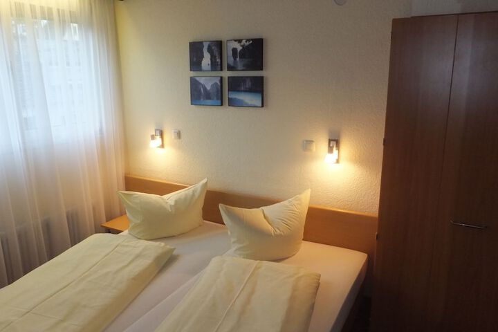 Room 8 of 33