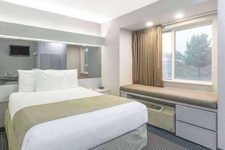 1 Queen Bed (14 of 16)