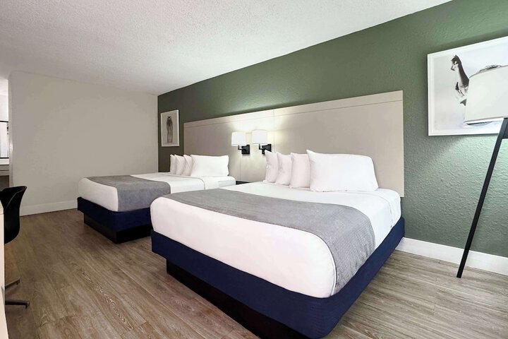 2 Queen Beds (15 of 21)