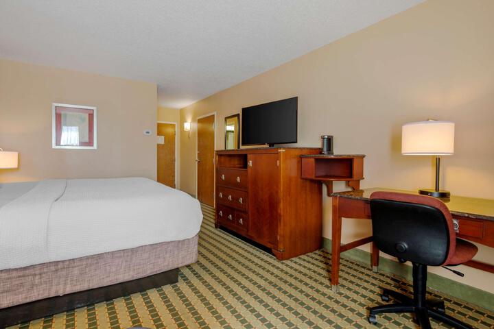 1 King Bed High Speed Internet Accessible Coffee Maker, Hairdryer Iron and Ironing Board (15 of 15)