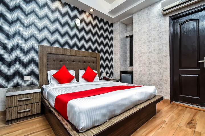 Room 4 of 12