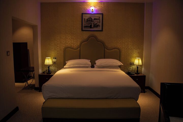 Room 13 of 32