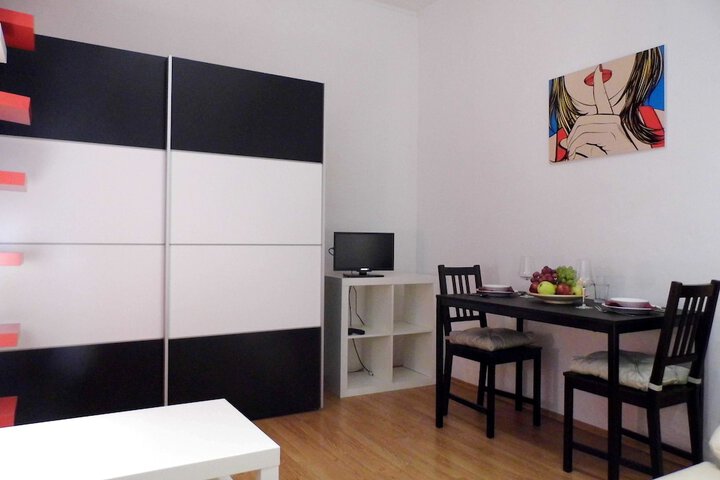 Room 4 of 9