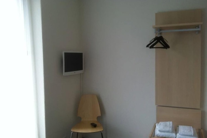 Room 6 of 33