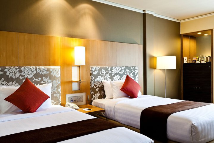 Room 16 of 100