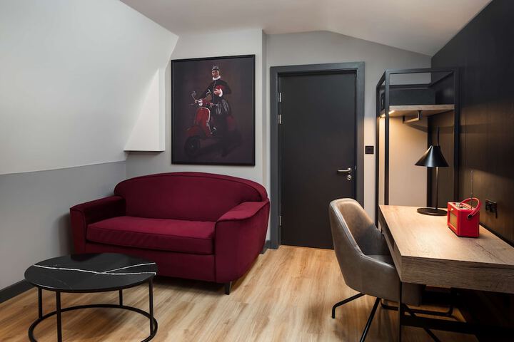 Room 22 of 74