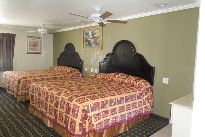 2 Queen Beds (1 of 5)