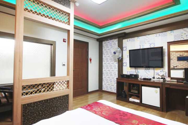 Room 16 of 18