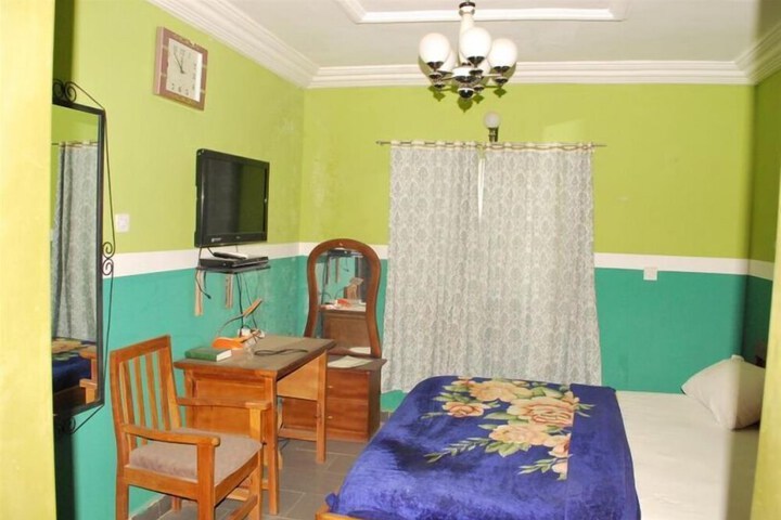 Room 6 of 10