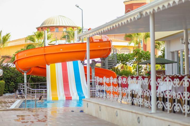 Hotel Pool