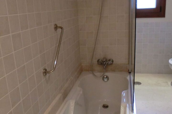 Deep soaking bathtub