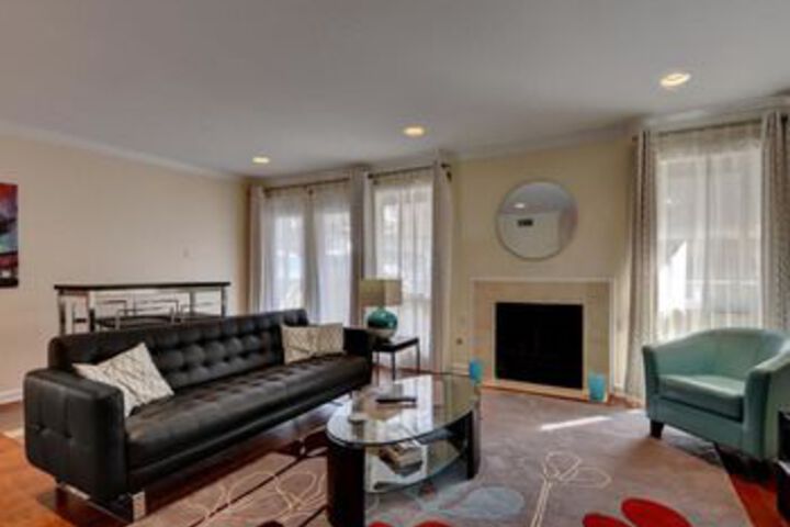 2Br 2 5BA Stunning Townhouse in Downtown Austin by RedAwning